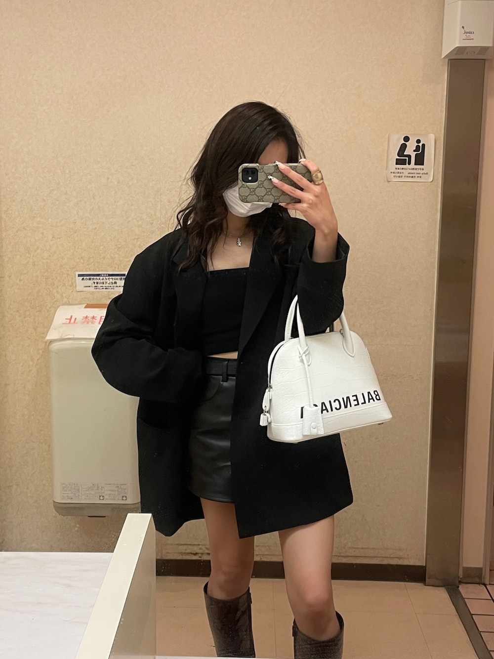 「秋服、ジャケット、ジャケットコーデ、ブラック、ブラックコーデ、ロングブーツ、ビックシルエット、ビックサイズ、キレイめ、大人コーデ、低身長、低身長コーデ、海外系ファッション、お洒落さんとつながりたい、服飾学生」｜「EVRISのナローストラップチューブトップ（キャミソール、ブラック系）」を使った、すずかさん（レディース・151cm）の秋コーディネートの1枚目の写真