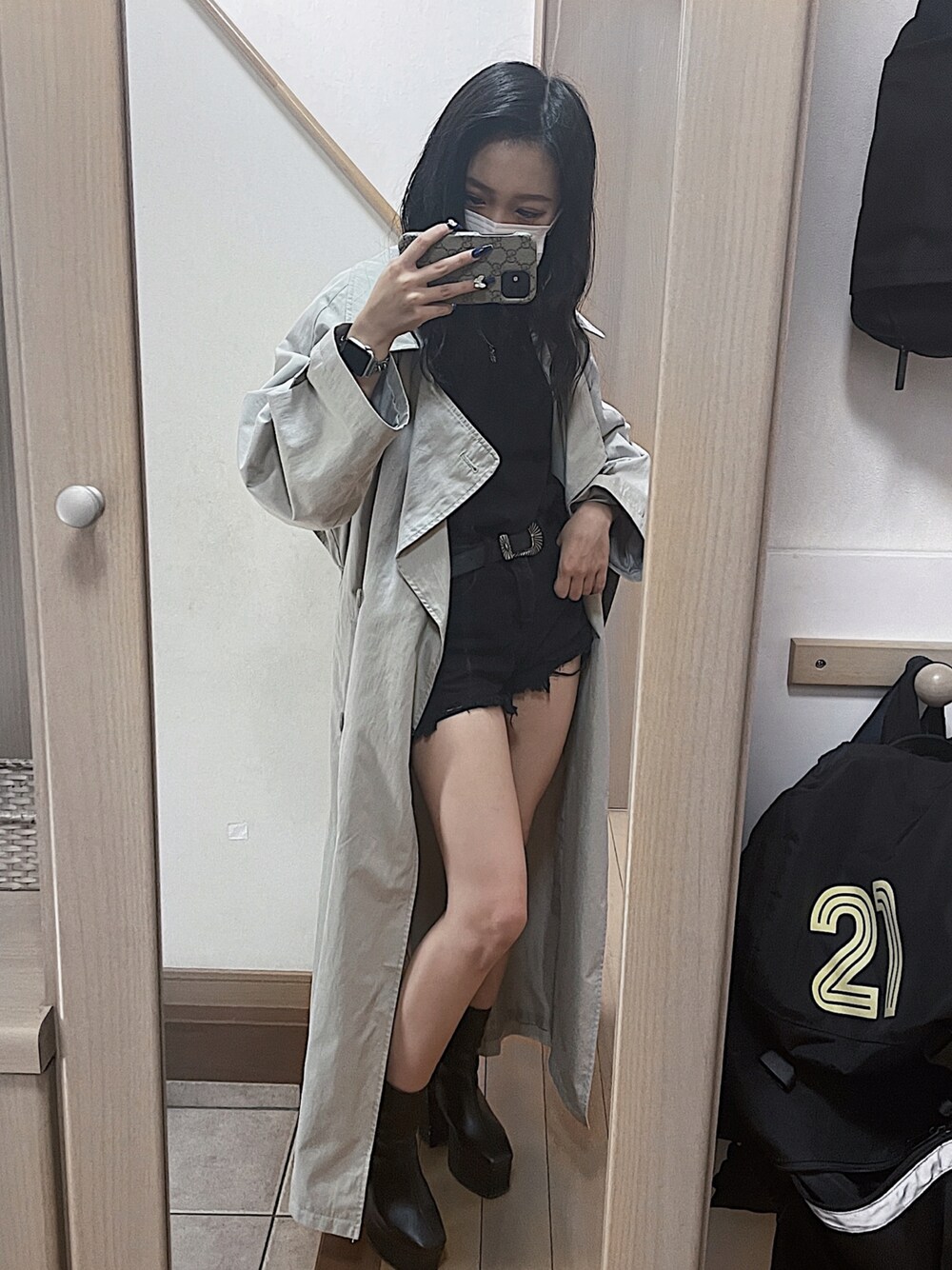 「シンプル、オトナ女子、カジュアル、秋コーデ、ブラックコーデ、トレンチコート、オーバーサイズ、シンプルコーデ、大人カジュアル」｜「GUのアイテム（Tシャツ/カットソー、ブラック系）」を使った、すずかさん（レディース・151cm）の秋コーディネートの1枚目の写真
