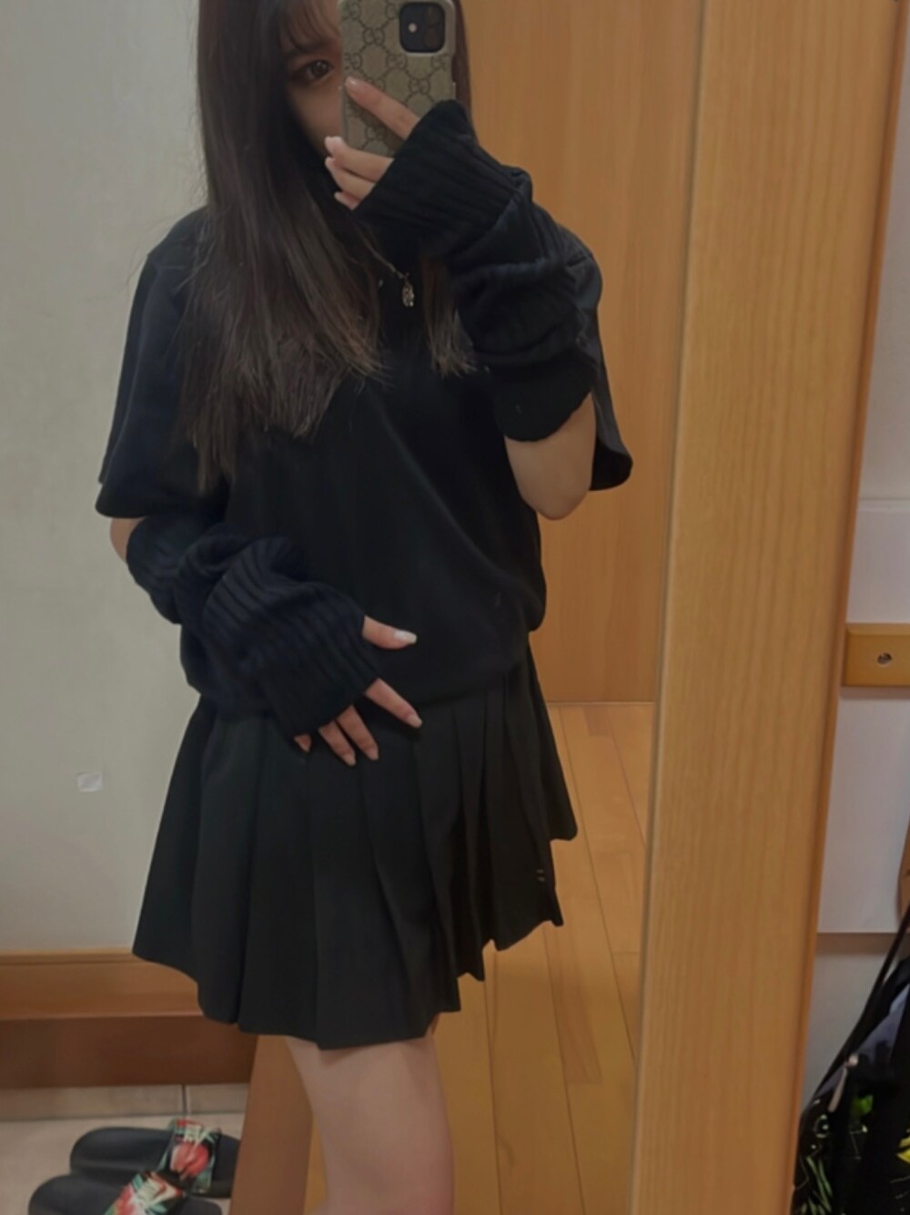 「秋コーデ、モノトーンコーデ、シンプル、ピープス女子、アームウォーマー、韓国ファッション、ブラック、ブラックコーデ、プチプラコーデ、スカート、プリーツスカート、ルーズソックス、低身長」｜「GUのアイテム（Tシャツ/カットソー、ブラック系）」を使った、すずかさん（レディース・151cm）の秋コーディネートの1枚目の写真