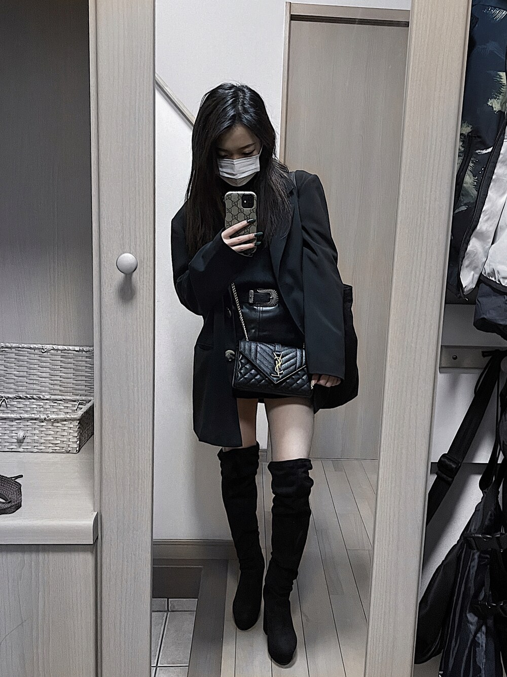 「オトナカジュアル、秋服、おしゃれさんと繋がりたい、低身長コーデ、ニーハイブーツ、ジャケット、ジャケットスタイル、ビッグシルエット、レザースカート、タートルネック、ブラック」｜「EVRISのメタルバックルフェイクレザーベルト（ベルト、ブラック系）」を使った、すずかさん（レディース・151cm）の秋コーディネートの1枚目の写真
