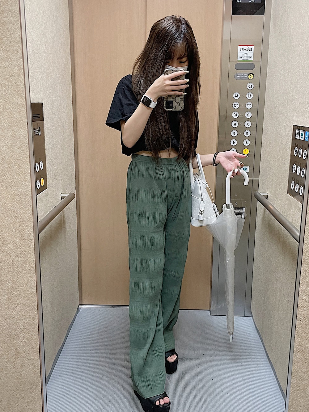「シンプル、夏コーデ、ラクチンコーデ、サンダル、ゆるコーデ、低身長コーデ、ラフ、ミントグリーン、グリーン、大人カジュアル」｜「EMODAのシャーリングラフパンツ（その他パンツ、グリーン系）」を使った、すずかさん（レディース・151cm）の夏コーディネートの1枚目の写真