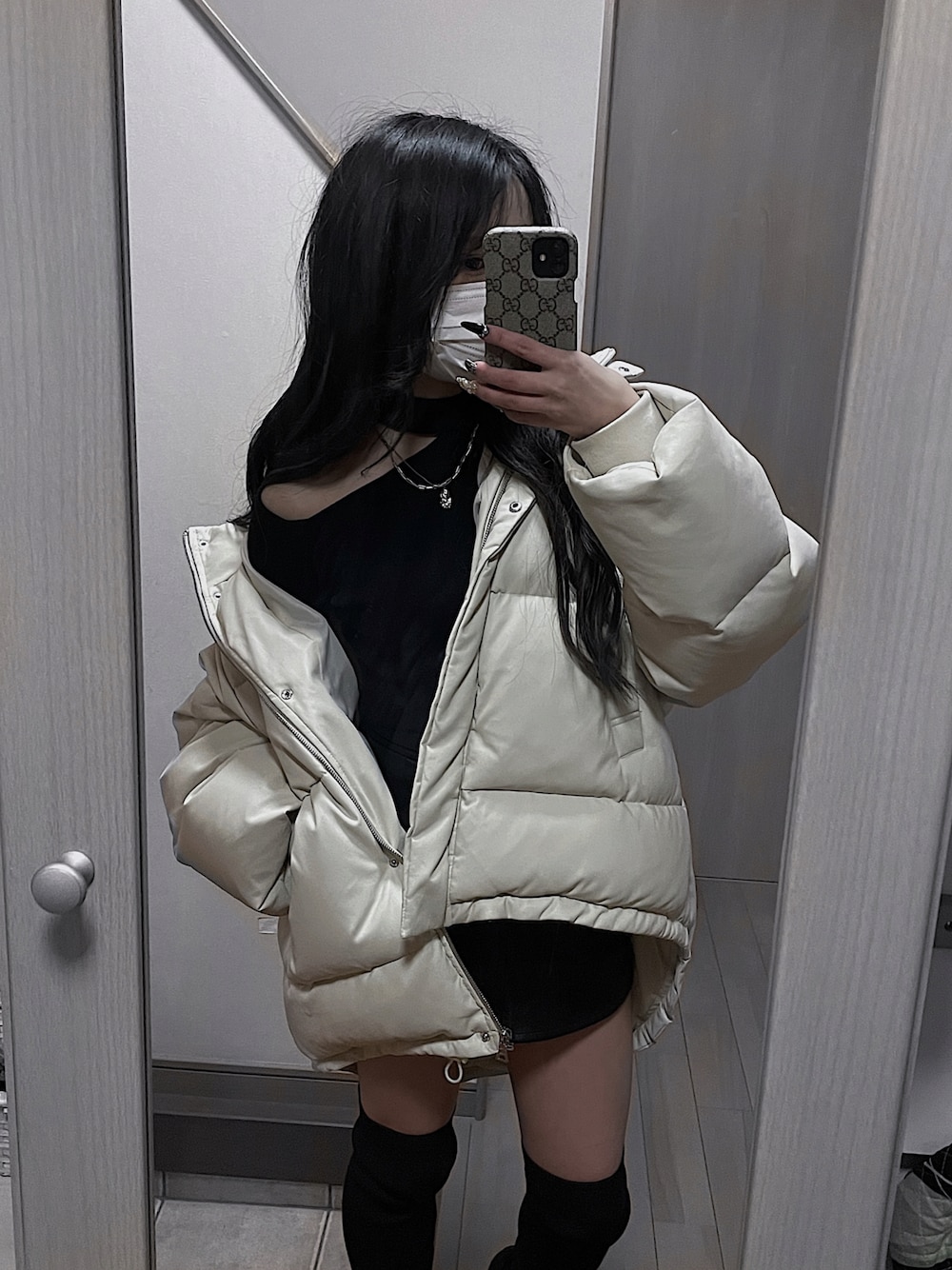 「私の推しブランド、休日スタイル、オトナカジュアル、オトナ女子、ootd、キレイめ、モード、ニーハイブーツ、モノトーン、ブラック、低身長、オーバーサイズ、白ダウン」｜「GYDAのデコルテチョーカーニットTOPS（ニット/セーター、ブラック系）」を使った、すずかさん（レディース・151cm）の冬コーディネートの1枚目の写真