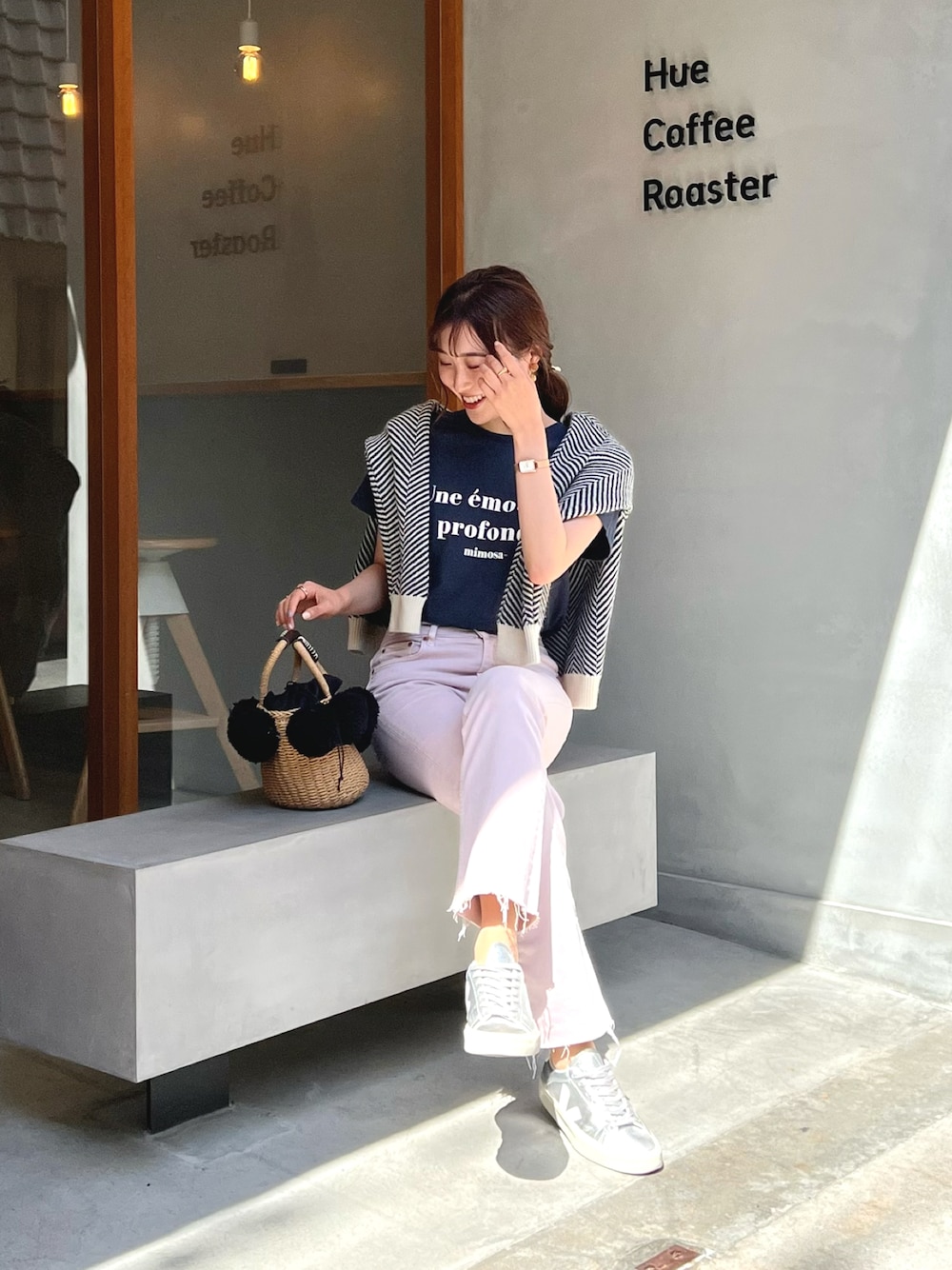 「大人カジュアル、パンツスタイル、きれいめカジュアル、ootd、カラーパンツ、スニーカー、デニムパンツ、Tシャツ、Tシャツコーデ、Tシャツ×デニム、ロゴT」｜「SNIDELのSustainableロゴＴ（Tシャツ/カットソー、ブルー系）」を使った、otowa mikaさん（レディース・161cm）の夏コーディネートの1枚目の写真