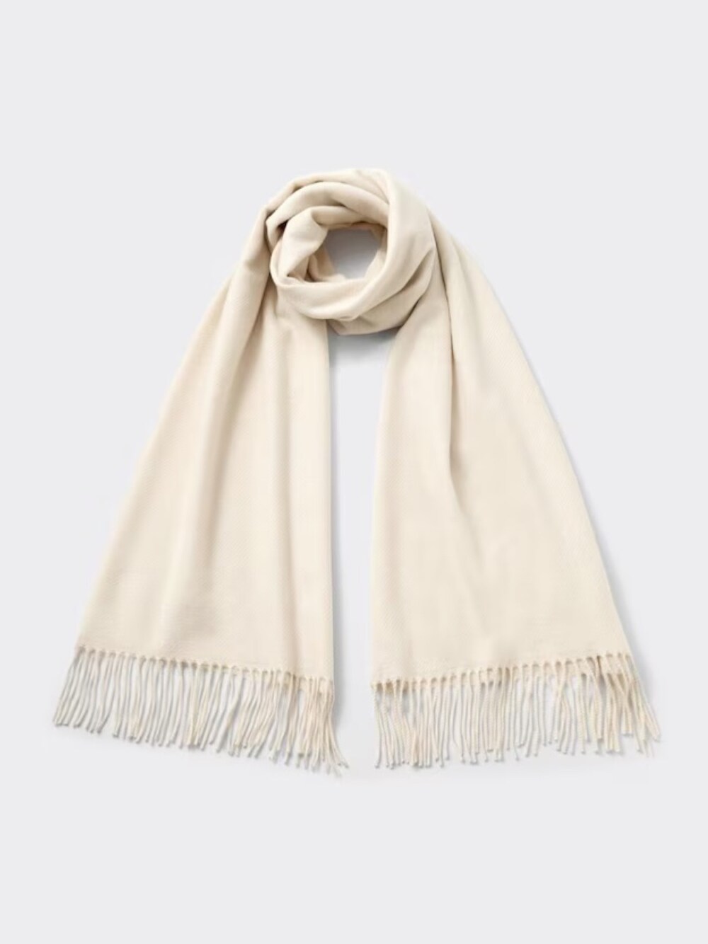 ホワイト系のマフラーを着用したレディースの冬コーディネートの1枚目の写真