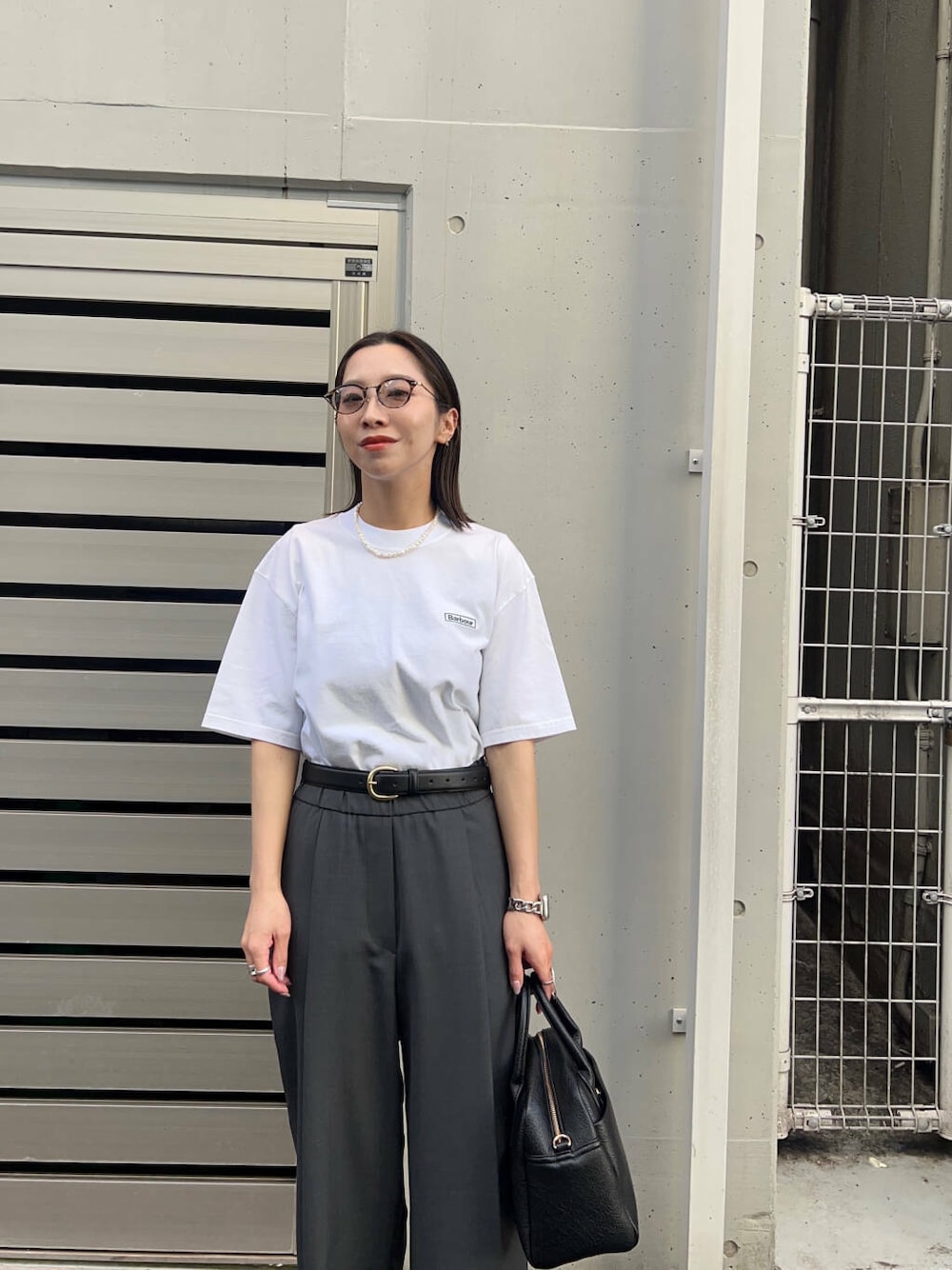 「アーバンリサーチ、ワイドパンツ、スラックス、URBANRESEARCH、Barbour、newarrival、バブアー、ウェーブ体型、ウェーブ×イエベ秋、洒落見えカットソーコーデ」｜「RODE SKOのプレーンボストンバッグ（ボストンバッグ、ブラック系）」を使った、SAKIさん（レディース・160cm）の夏コーディネートの1枚目の写真