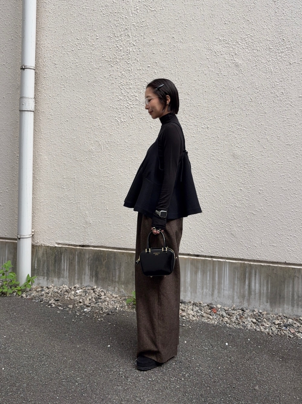 ブラック系のTシャツ/カットソー、イエロー系のその他パンツ、ブラック系のショルダーバッグを着用したレディースの秋コーディネートの1枚目の写真