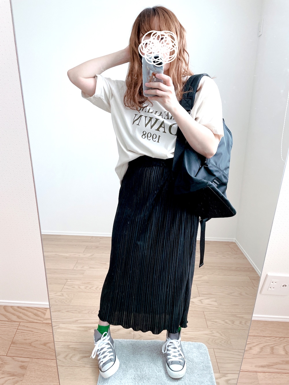 「コンバース、夏コーデ、大人カジュアル、カジュアルコーデ、今日のコーデ、スカート、低身長コーデ、スニーカー、おしゃれさんと繋がりたい、リュック、公園、ママコーデ、カラーソックス、きれいめカジュアル、タックイン」｜「JOURNAL STANDARD relumeのコットンロゴプリントTEE（Tシャツ/カットソー、ホワイト系）」を使った、nanoさん（レディース・149cm）の夏コーディネートの1枚目の写真