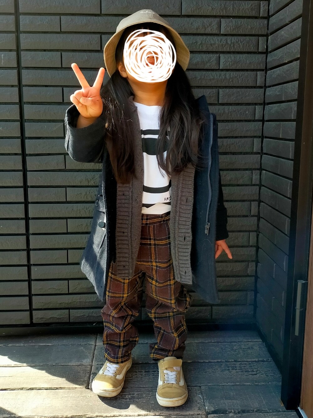 「Samansa Mos2のアイテム（パンツ、ブラウン系）」を使った、mugi:)mamaさん（キッズ・100cm）の冬コーディネートの1枚目の写真