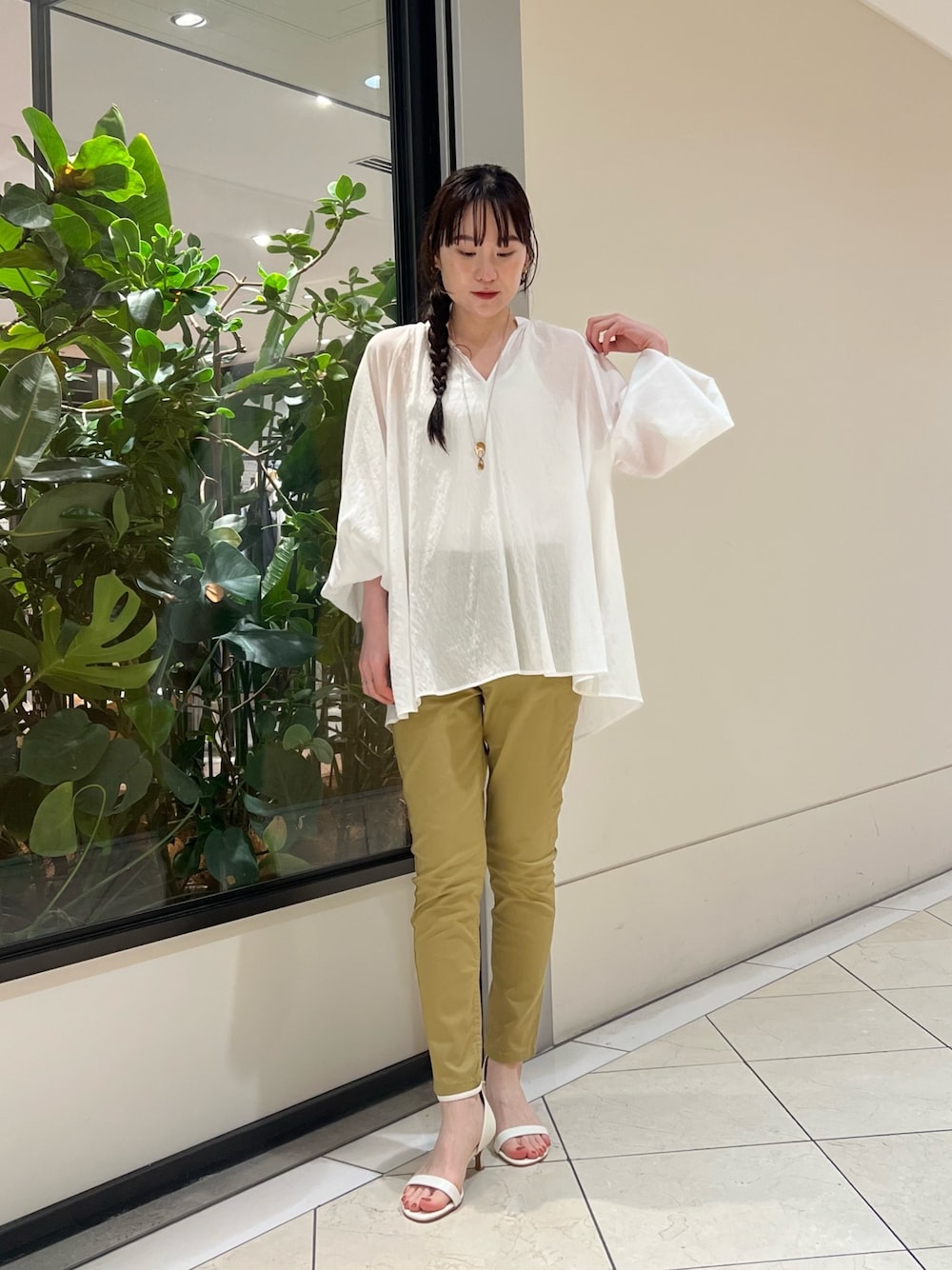 「きれいめカジュアル、シアートップス、ブラウス、大人可愛い、大人コーデ、チノパン、シンプル、パンツスタイル、大人ガーリー、大人女子、シルバーアクセサリー、シア―ブラウス、ガーリーコーデ、夏コーデ、サンダル」｜「URBAN RESEARCHのアイテム（チノパンツ、ベージュ系）」を使った、とやまさん（レディース・163cm）の夏コーディネートの1枚目の写真