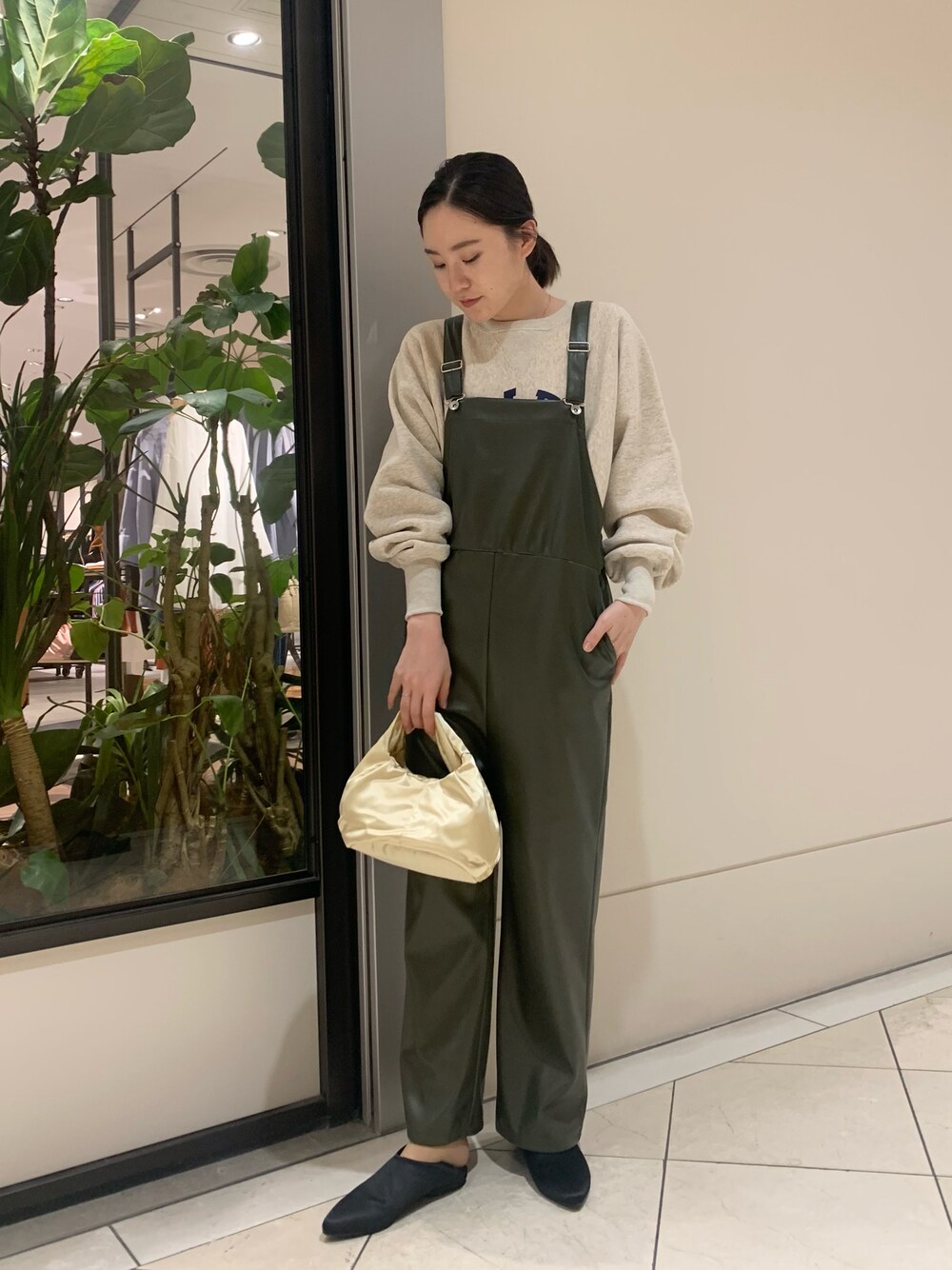 「サロペット、スウェット、チャンピオン、サテン、ミニバッグ、スリッポン、カーキ、秋のコーデ、休日スタイル、ビッグシルエット、URBAN RESEARCH、アーバンリサーチ、カジュアルコーデ、ゆったりコーデ、着回しコーデ」｜「URBAN RESEARCHのサテンミニバッグ（ハンドバッグ、イエロー系）」を使った、とやまさん（レディース・162cm）の秋コーディネートの1枚目の写真