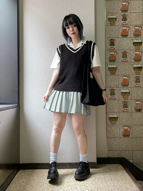 ベストを使った「なんちゃって制服」の人気ファッションコーディネート WEAR ベストを使った「なんちゃって制服」の人気ファッションコーディネート WEAR