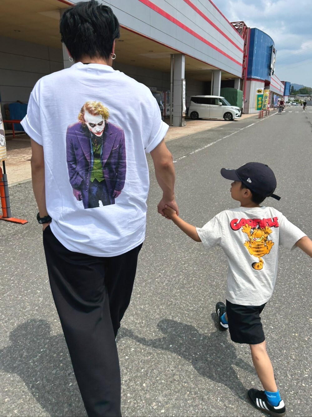 ホワイト系のTシャツ/カットソー、ブラック系のその他パンツ、ブラック系のスニーカーを着用したメンズの秋コーディネートの1枚目の写真