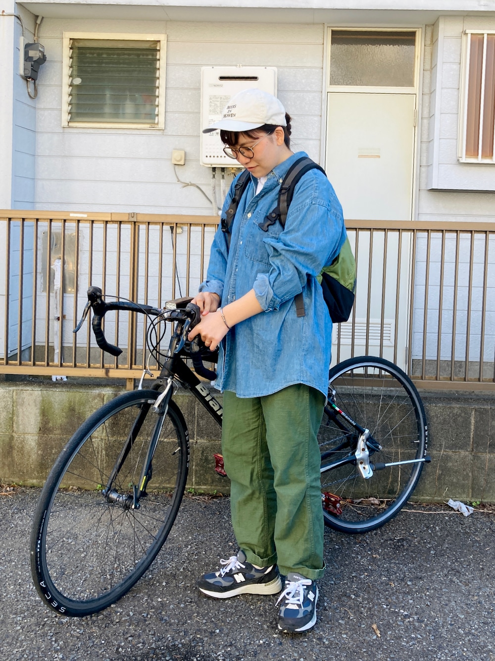 「サイクリング、サイクリングコーデ、旦那のシャツ、旦那の帽子、うごきやすさ重視、ニューバランス992、ランチコーデ、デニムシャツ、休日スタイル、カジュアルコーデ、着回しコーデ、猫のいる生活、フリマやらない勢」｜「NEW BALANCEのM992GG （スニーカー、ブルー系）」を使った、Shinshin さん（レディース・163cm）の秋コーディネートの1枚目の写真