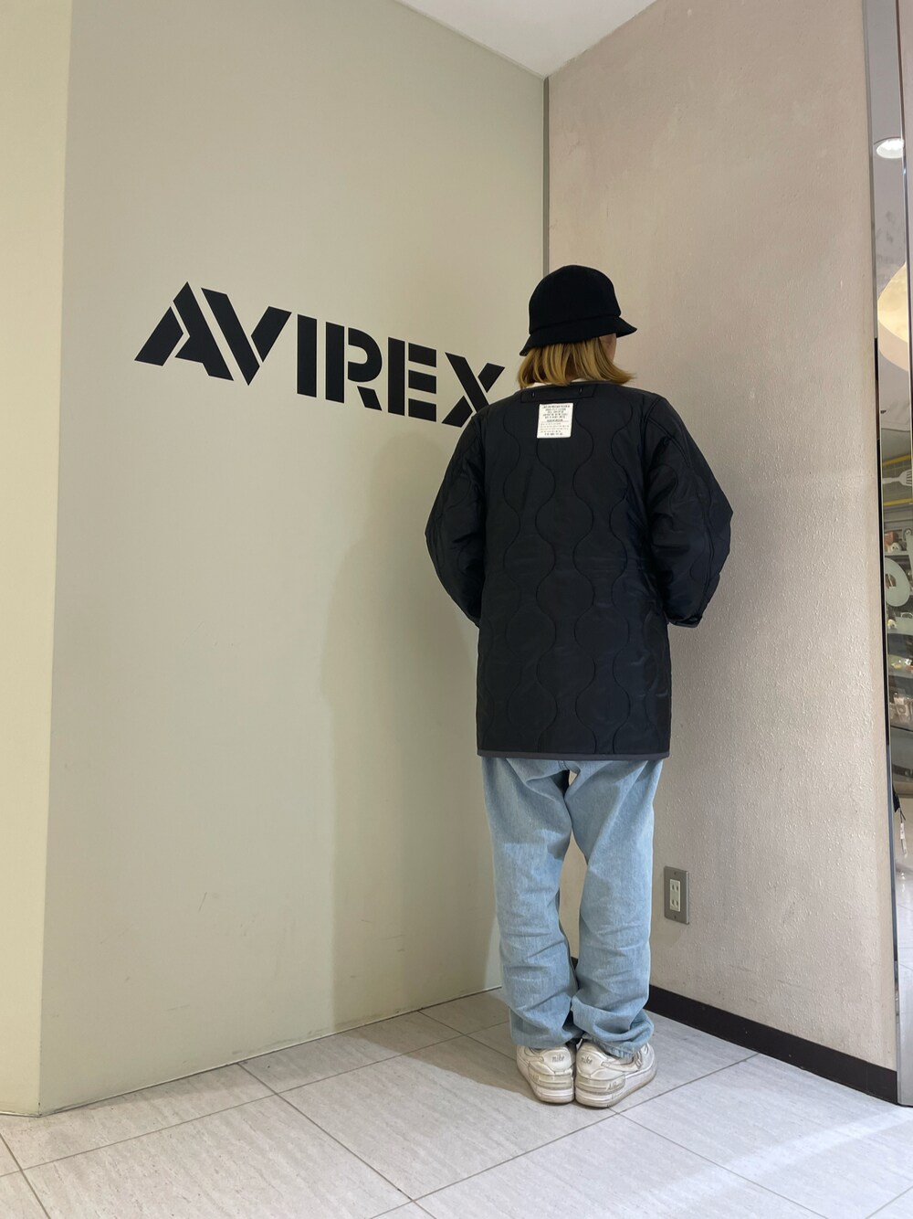 「デニム、カジュアル、AVIREX、冬コーデ、ootd、バケットハット、シンプルスタイル、ゆるコーデ、キルトジャケット、AVIREXBelle」｜「AVIREXのWAPPEN METRO HAT / ワッペン メトロ ハット / AVIREX / アヴィレックス（ハット、ブラック系）」を使った、nagipiiさん（レディース・163cm）の冬コーディネートの1枚目の写真