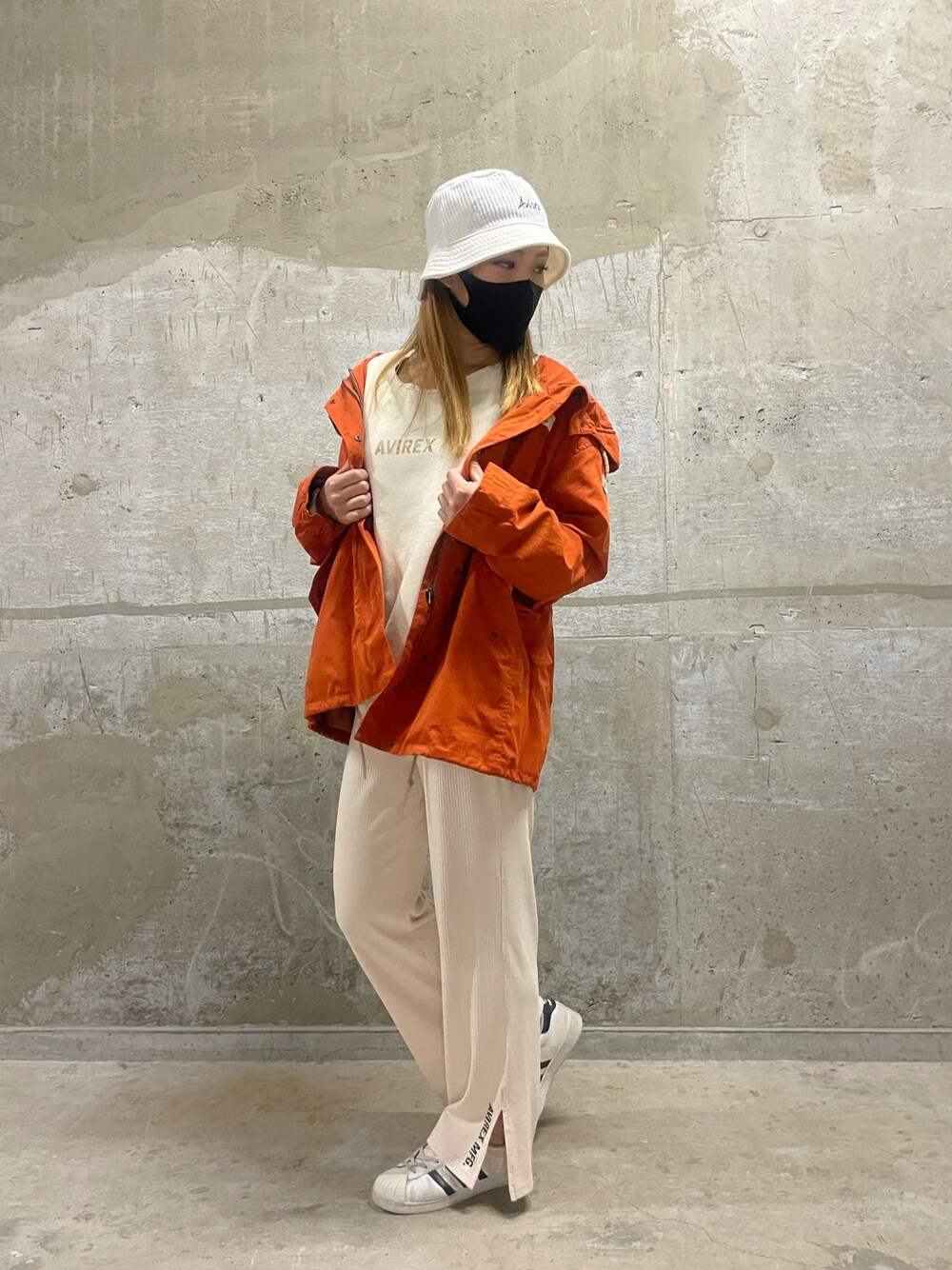 「カジュアル、AVIREX、ラフ、パンツスタイル、ootd、ラクチンコーデ、秋コーデ、秋カラー、AVIREXBelle、ファッションの力を信じよう」｜「AVIREXの4ウェイショート シェルパーカー/ 4WAY SHORT SHELL PARKA（モッズコート、オレンジ系）」を使った、nagipiiさん（レディース・163cm）の秋コーディネートの1枚目の写真