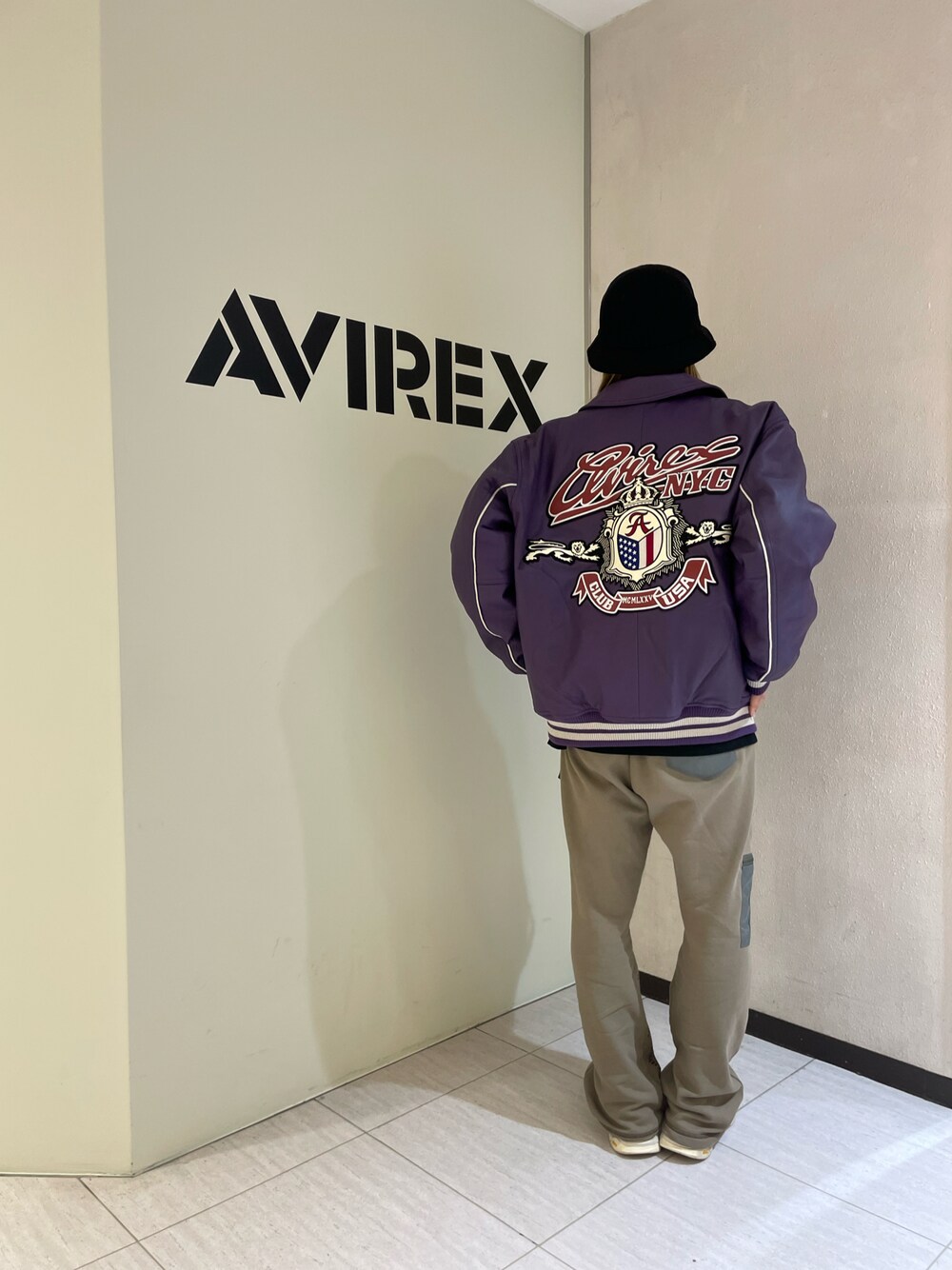 「スウェットパンツ、スタジャン、カジュアル、AVIREX、オーバーサイズ、メンズライク、ootd、バケットハット、秋冬コーデ、AVIREXBelle」｜「AVIREXの《COLLECTION》VARSITY JACKET CROWN LOGO / バーシティ ジャケット クラウンロゴ / AVIREX / アヴィレックス（スタジャン、パープル系）」を使った、nagipiiさん（レディース・163cm）の冬コーディネートの1枚目の写真