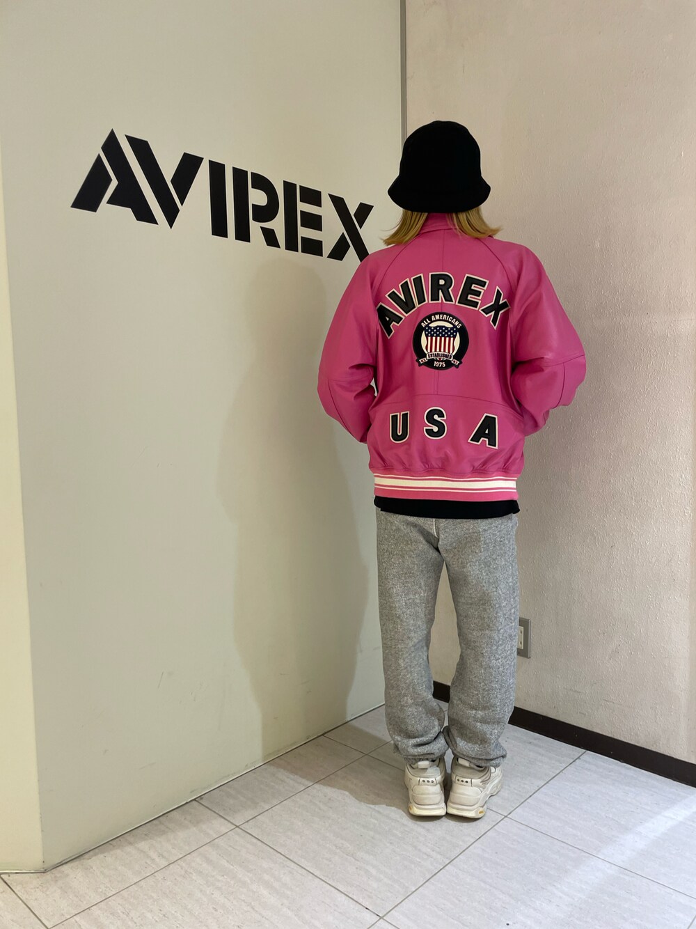 「スウェットパンツ、ビッグシルエット、カジュアル、レザージャケット、AVIREX、冬コーデ、ootd、バケットハット、バーシティジャケット、AVIREXBelle」｜「AVIREXのWAPPEN METRO HAT / ワッペン メトロ ハット / AVIREX / アヴィレックス（ハット、ブラック系）」を使った、nagipiiさん（レディース・163cm）の冬コーディネートの1枚目の写真