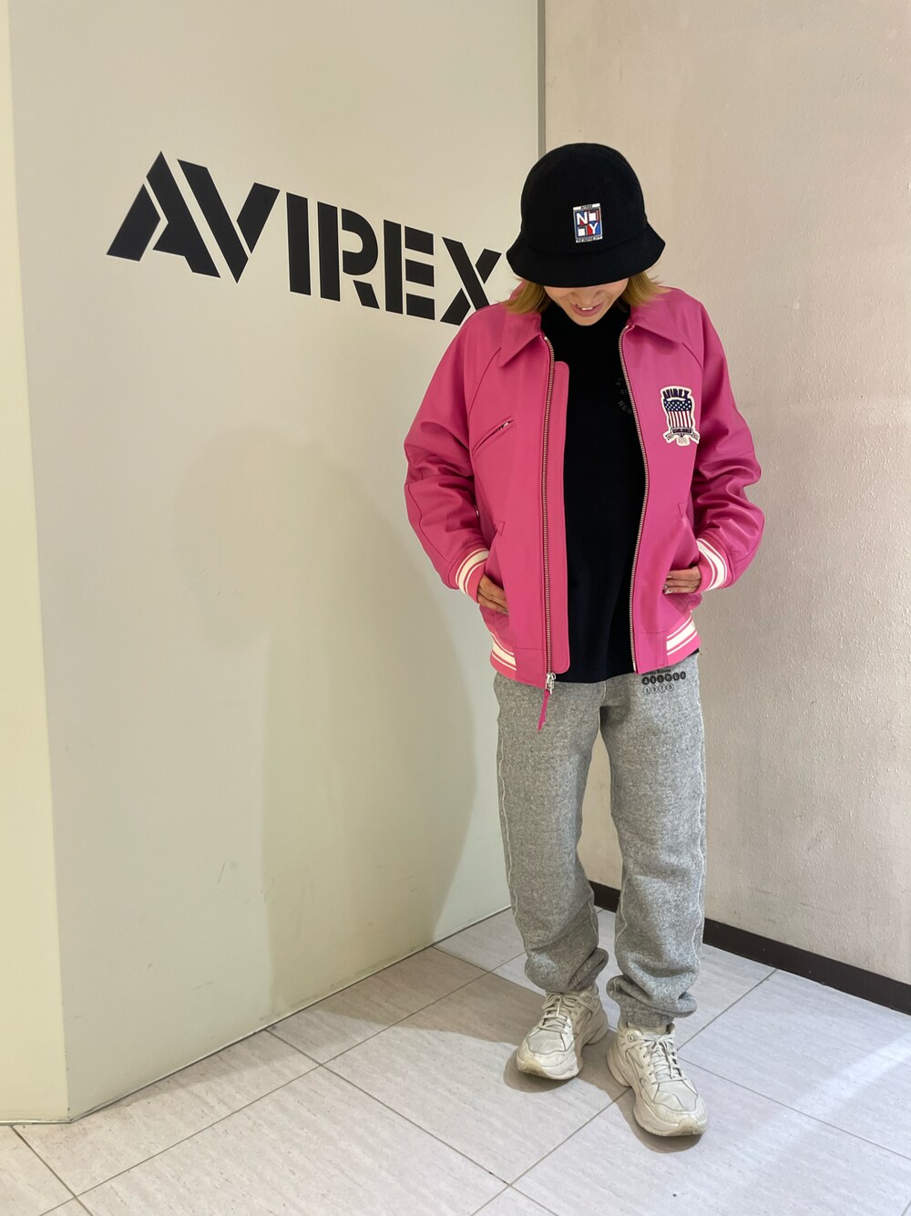 「スウェットパンツ、ビッグシルエット、カジュアル、レザージャケット、AVIREX、冬コーデ、ootd、バケットハット、バーシティジャケット、AVIREXBelle」｜「AVIREXのWAPPEN METRO HAT / ワッペン メトロ ハット / AVIREX / アヴィレックス（ハット、ブラック系）」を使った、nagipiiさん（レディース・163cm）の冬コーディネートの1枚目の写真