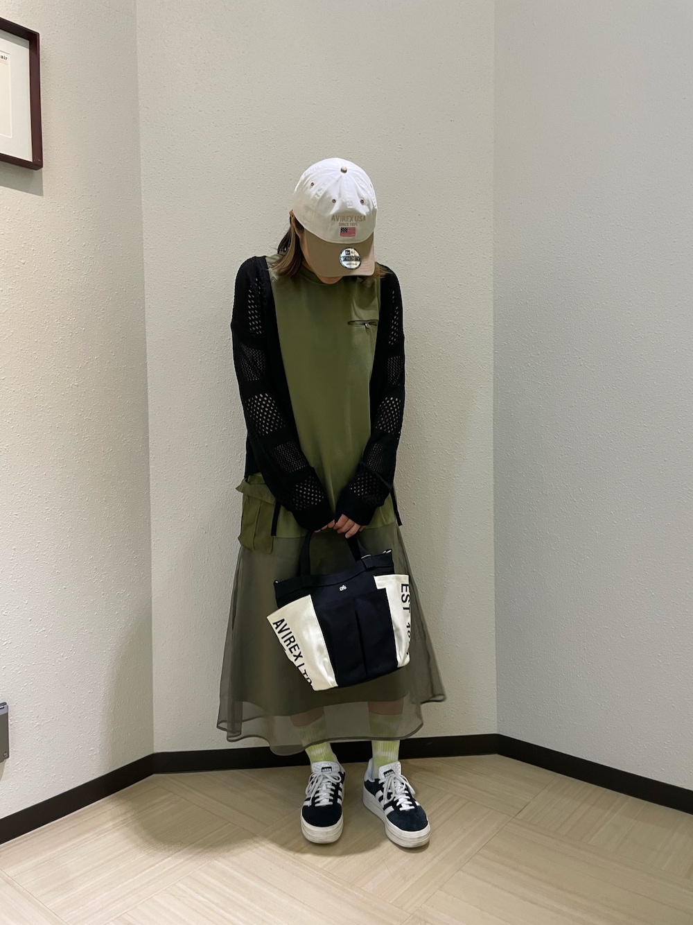 「AVIREX、AVIREXBelle、ootd、カジュアル、カジュアルコーデ、ワンピース、春コーデ、カーディガン、トートバッグ、タンクトップ、キャップ」｜「NEW ERAの《AVIREX × NEWERA》 9TWENTY POLO CAP U.S.A FLAG / ナイントゥエンティー ポロキャップ アメリカ国旗 / アヴィレックス / ニューエラ（キャップ、ホワイト系）」を使った、nagipiiさん（レディース・163cm）の春コーディネートの1枚目の写真