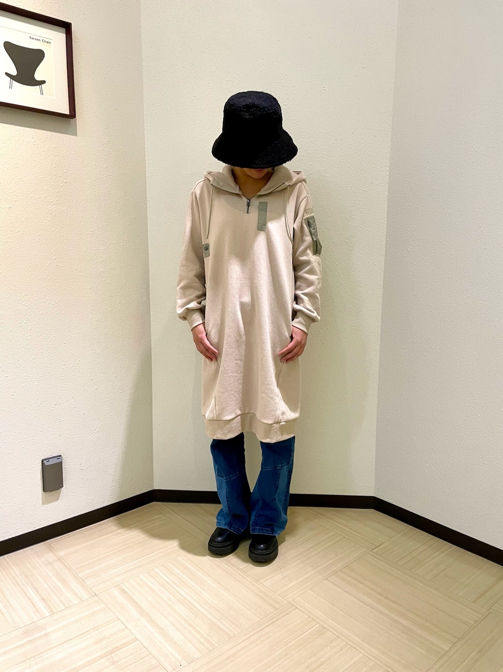 「ワンピース、カジュアル、AVIREX、レイヤードスタイル、ラフ、パンツスタイル、ootd、バケットハット、シンプルスタイル、AVIREXBelle」｜「AVIREXのHOODIE NYLON MILITARY ONEPIECE/フーディーナイロン ミリタリーワンピース（ワンピース、ベージュ系）」を使った、nagipiiさん（レディース・163cm）の秋コーディネートの1枚目の写真