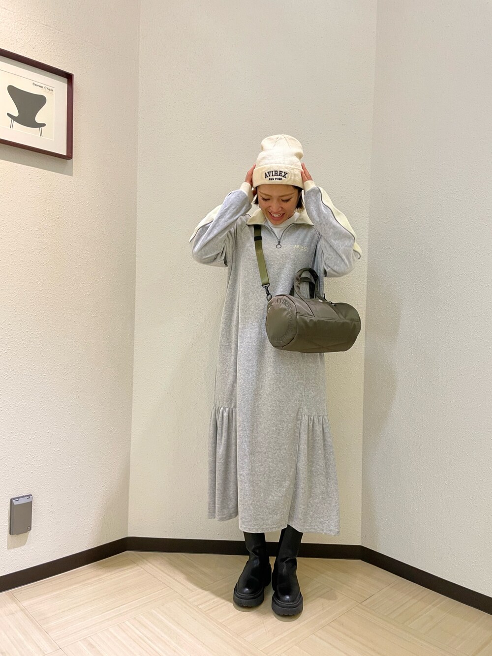「ワンピース、カジュアル、ニット帽、ショルダーバッグ、AVIREX、ラフ、ベロア、ootd、秋コーデ、AVIREXBelle」｜「AVIREXの《直営店限定》FLARE VELOR ONEPIECE/フレアーベロアワンピース（ワンピース、グレー系）」を使った、nagipiiさん（レディース・163cm）の秋コーディネートの1枚目の写真