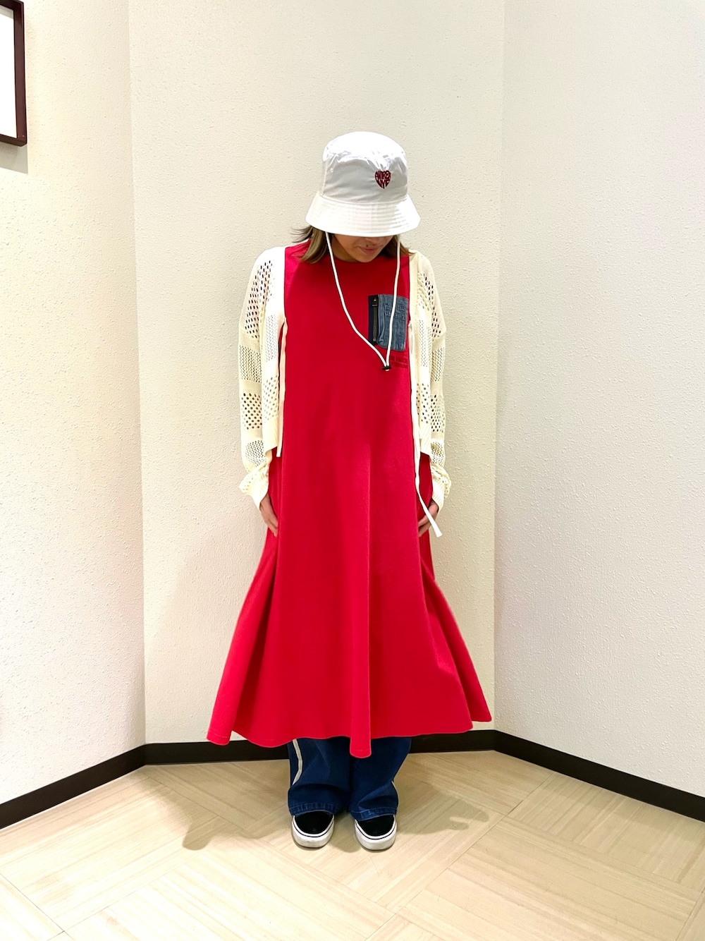 「AVIREX、AVIREXBelle、ootd、カジュアル、ワンピース、レイヤードスタイル、デニム、カーディガン、バケットハット、春夏コーデ」｜「AVIREXのDENIM POCKET FLARE ONEPICE/デニム ポケット フレア ワンピース（ワンピース、レッド系）」を使った、nagipiiさん（レディース・163cm）の春コーディネートの1枚目の写真