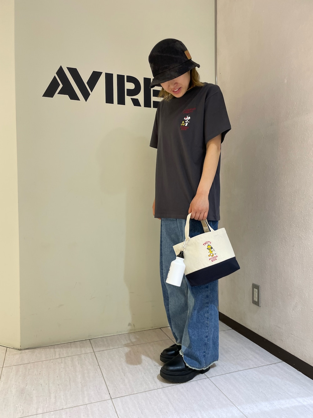 「デニム、カジュアル、Tシャツ、AVIREX、ootd、ミニバッグ、夏コーデ、バケットハット、ルーニー・テューンズ、AVIREXBelle」｜「AVIREXの《直営店限定》DENIM BUCKET HAT/デニムバケットハット（ハット、ブラック系）」を使った、nagipiiさん（レディース・163cm）の春コーディネートの1枚目の写真