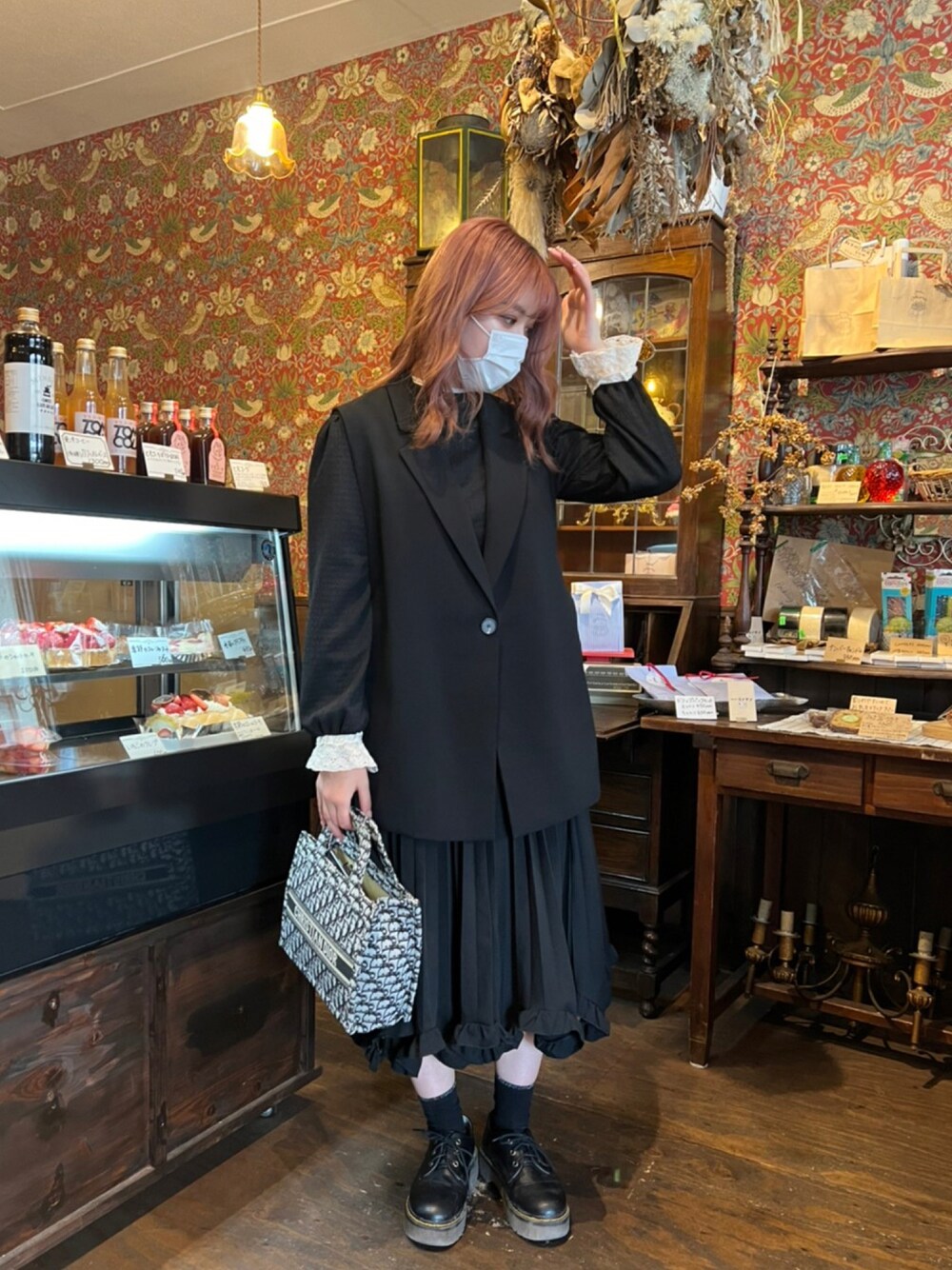 「秋コーデ、シンプルコーデ、名古屋モード学園、モード学園、modegakuen、nagoyamodegakuen」｜「ZARAのアイテム（ベスト、ブラック系）」を使った、tomokaさん（レディース・158cm）の秋コーディネートの1枚目の写真