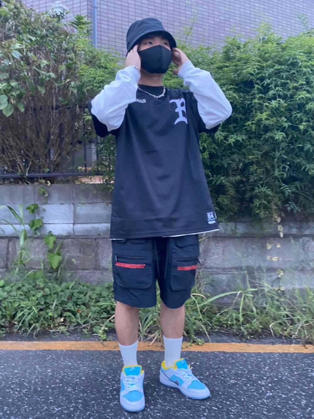 「スニーカー、デニム、重ね着、NIKE、UNIQLO、秋のコーデ、ストリート、レイヤードスタイル、ロンT、ビリオネア・ボーイズ・クラブ(Billionaire Boys Club)、AIR JORDAN、バケットハット、DUNKSB、秋冬準備はじめました、韓国ファッション」｜「MARCELO BURLONの【MARCELO BURLON】CROSS NECKLACE [CMOB003E19866011]（ネックレス、シルバー系）」を使った、ttさん（メンズ・171cm）の秋コーディネートの1枚目の写真