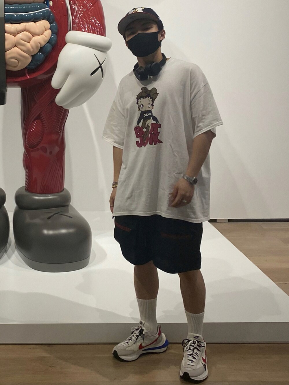 「スニーカー、ビッグシルエット、キャップ、ストリート、sacai、NEW ERA、オーバーサイズ、カーゴパンツ、ナイキ、ハーフパンツ、BETTY BOOP、夏コーデ、白Tシャツ、kaws、Tシャツ/カットソー」｜「bootjunkのアイテム（Tシャツ/カットソー、ホワイト系）」を使った、ttさん（メンズ・171cm）の秋コーディネートの1枚目の写真