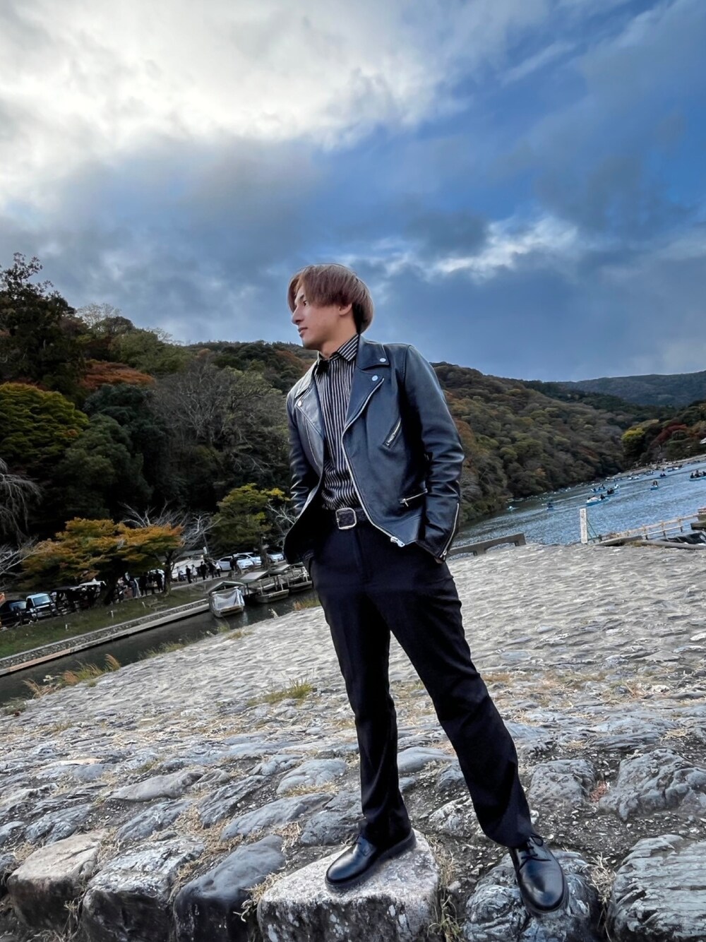 「SHIPS JET BLUEのアイテム（ライダースジャケット、ブラック系）」を使った、たつまるさん（メンズ・165cm）の冬コーディネートの1枚目の写真
