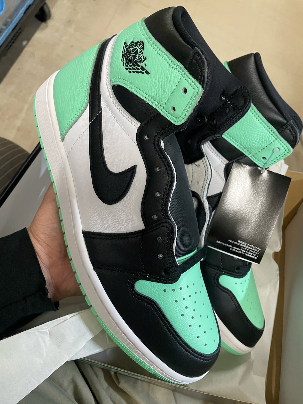 「ナイキ、エアジョーダン 1、エアジョーダン、ハイカットスニーカー、ハイカット、スニーカー、スニーカー好きと繋がりたい」｜「NIKEのアイテム（スニーカー、グリーン系）」を使った、パン屋のスニーカー店員さん（メンズ・180cm）の春コーディネートの1枚目の写真