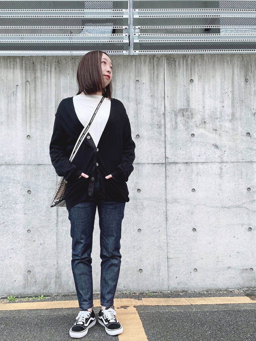 「秋のコーデ、休日スタイル、カーデ、休日コーデ、黒スニーカー、秋冬コーデ、デニムコーデ」｜「A.P.C.のJEAN CHIC 21P（デニムパンツ、ブルー系）」を使った、Fuyukaさん（レディース・162cm）の秋コーディネートの1枚目の写真