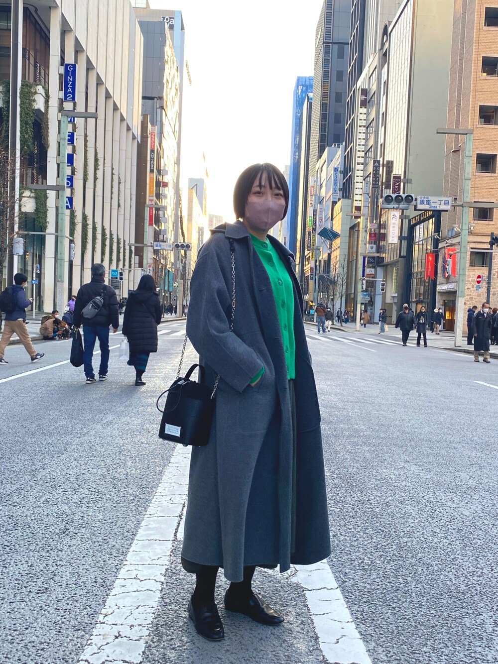 「冬コーデ、ロングコート、ローファー、ロングスカート、カーディガン、ショルダーバッグ」｜「extreme cashmereのアイテム（カーディガン/ボレロ、グリーン系）」を使った、Fuyukaさん（レディース・162cm）の冬コーディネートの1枚目の写真