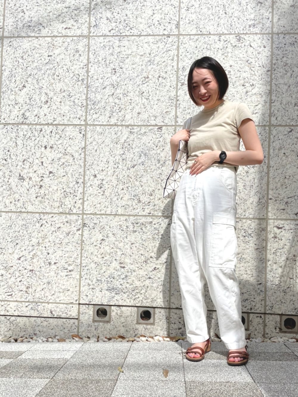 「真夏のアクティブスタイル、休日スタイル、サンダルコーデ、Tシャツ、ハイウエスト、夏コーデ、カーゴパンツ」｜「RonHerman VINTAGEのアイテム（カーゴパンツ、ホワイト系）」を使った、Fuyukaさん（レディース・162cm）の夏コーディネートの1枚目の写真