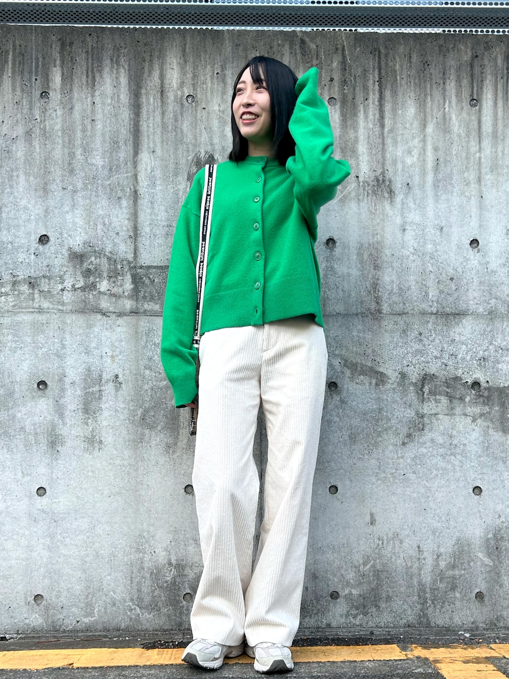 「春服コーデ、スニーカー」｜「EDITIONのコーデュロイパンツ（その他パンツ、ホワイト系）」を使った、Fuyukaさん（レディース・161cm）の冬コーディネートの1枚目の写真