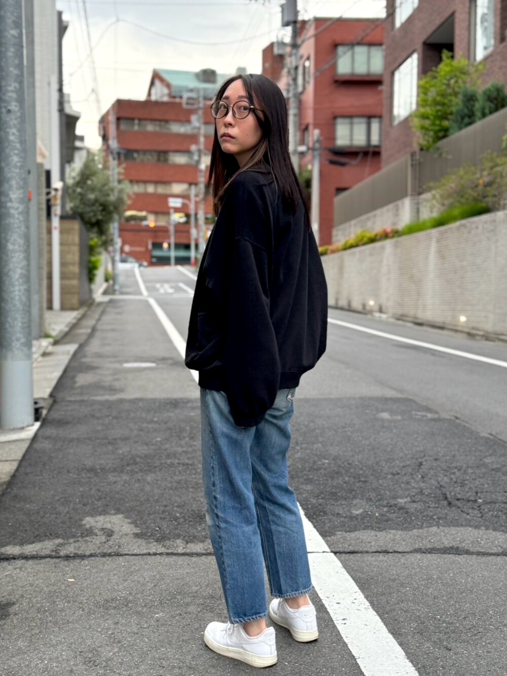 「ラフコーデ、楽チンコーデ」｜「NIKEのナイキ エア フォース 1 '07 ウィメンズシューズ / Nike Air Force 1 '07 Women's Shoes DD8959-100 White（スニーカー、ホワイト系）」を使った、Fuyukaさん（骨格ナチュラル・レディース・161cm）の春コーディネートの1枚目の写真