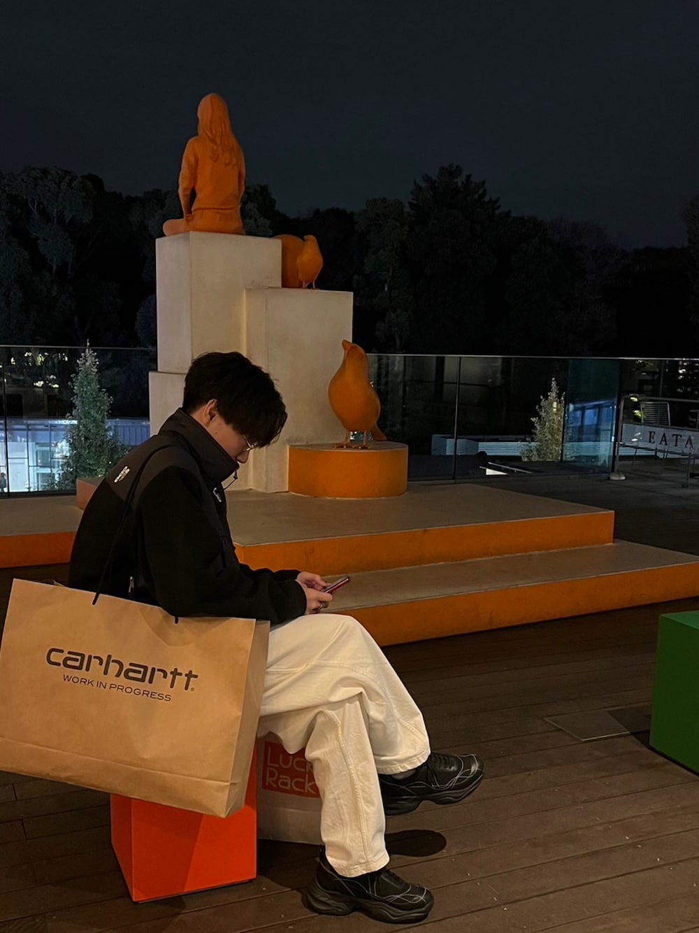 「休日コーデ、スニーカー、冬アウター、モノトーン、秋冬コーデ、今日のコーデ、黒」｜「Carharttのアイテム（ジャケット/アウター、ブラック系）」を使った、shoheiさん（メンズ・174cm）の秋コーディネートの1枚目の写真