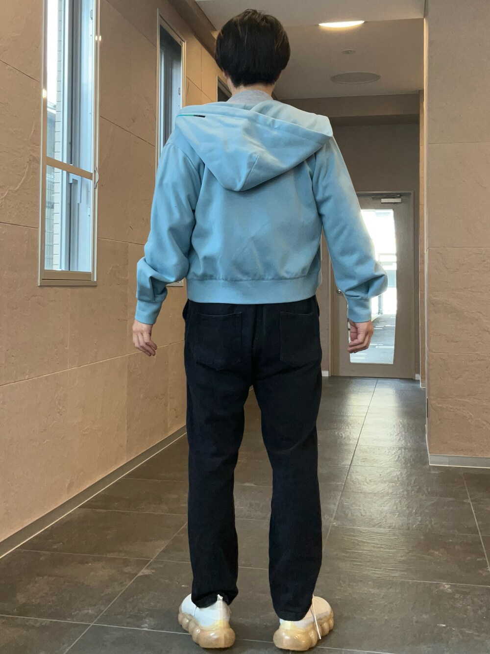 「SISEのアイテム（パーカー、ブルー系）」を使った、1030さん（メンズ・177cm）の春コーディネートの1枚目の写真