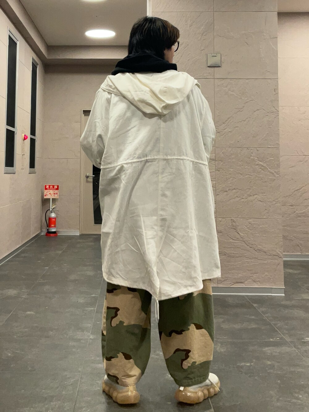 「大人コーデ、ストリートコーデ、ビッグシルエット、AXchanger、エスパドリーユ、KANGOL、サングラス、カーゴパンツ、エスニック、New Balance、korea、white、冬のコーデ、ラフ、ブラウン」｜「groundsのgrounds/グラウンズ/JEWELRY CLASSIC DESERT（スニーカー、ベージュ系）」を使った、1030さん（メンズ・177cm）の冬コーディネートの1枚目の写真