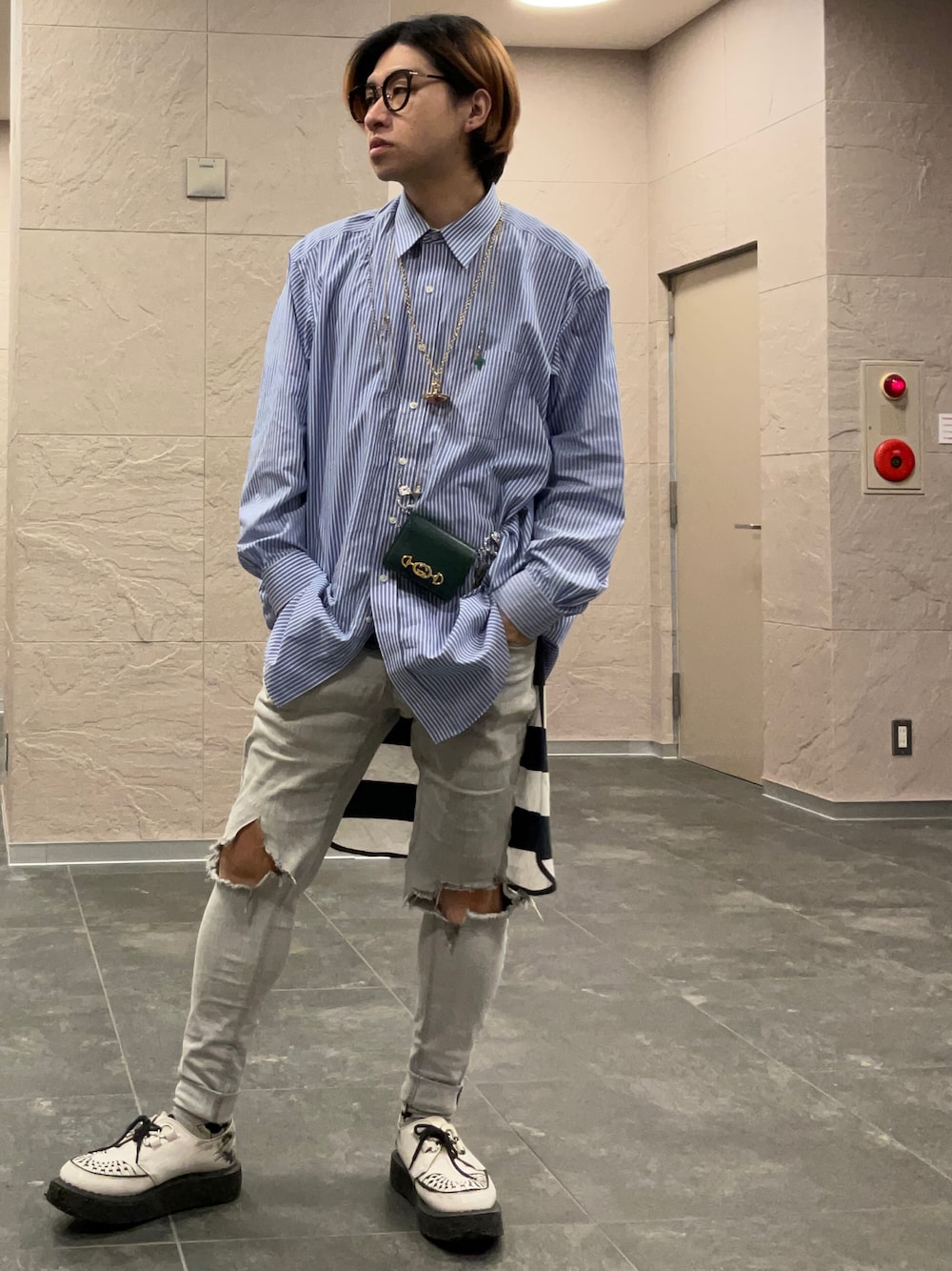 「ファッションを楽しもう、シャツ、ワンピース、ニーハイブーツ、ヒール、ブルー、ブーツ、金髪、Vivienne Westwood、サングラス、男の子、ブラウス、ビジネスカジュアル、ネクタイ、お出かけコーデ」｜「BROOKS BROTHERSのアイテム（シャツ/ブラウス、ブルー系）」を使った、1030さん（メンズ・177cm）の秋コーディネートの1枚目の写真