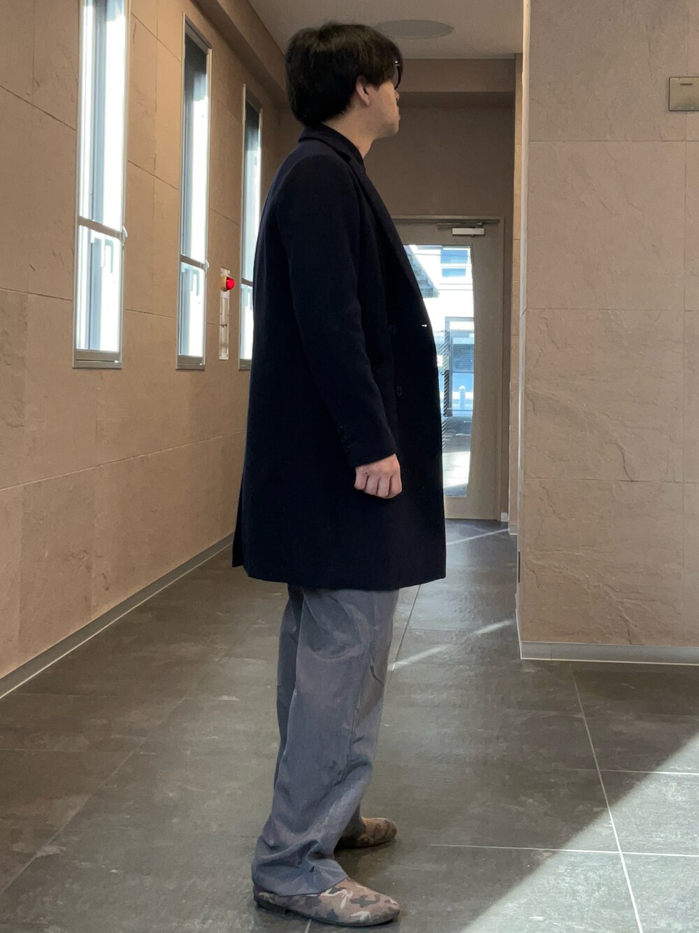 「EMPORIO ARMANIのアイテム（スラックス、シルバー系）」を使った、1030さん（メンズ・177cm）の春コーディネートの1枚目の写真