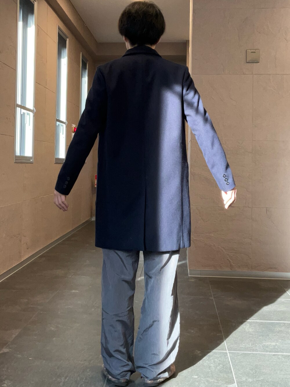 「EMPORIO ARMANIのアイテム（スラックス、シルバー系）」を使った、1030さん（メンズ・177cm）の春コーディネートの1枚目の写真