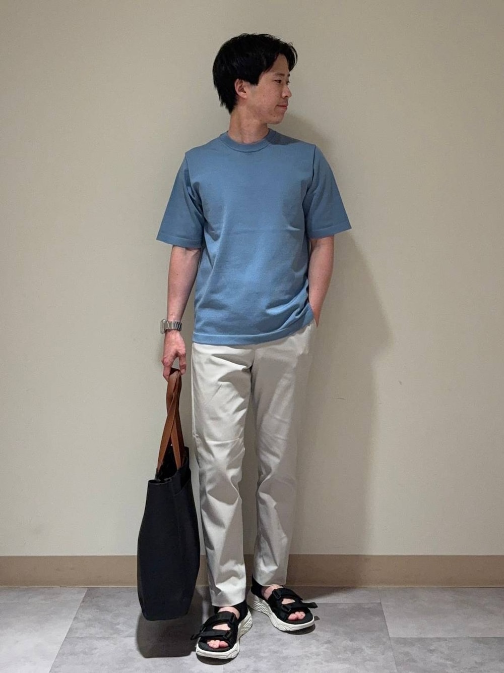ホワイト系のその他パンツ、ブラック系のトートバッグ、ブルー系のTシャツ/カットソーを着用したメンズの夏コーディネートの1枚目の写真