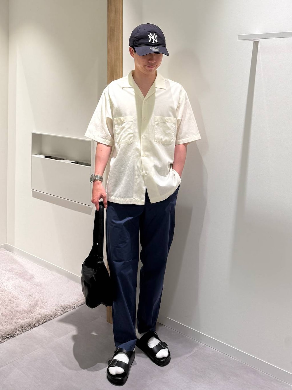 ブルー系のその他パンツ、ホワイト系のシャツ/ブラウス、ブラック系のショルダーバッグを着用したメンズの夏コーディネートの1枚目の写真