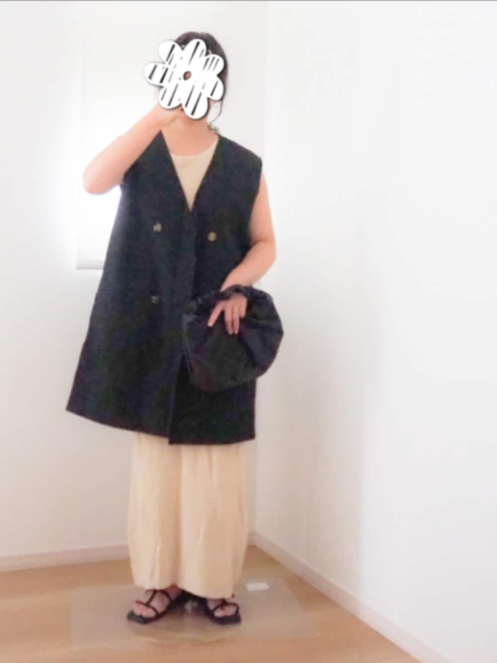 「レイヤードスタイル、お出かけコーデ、アツいコーデ全部見せ、シンプルコーデ、オトナ女子、お洒落さんとつながりたい、ブラックコーデ、きれいめカジュアル、ベージュ、オトナカワイイ、シンプルスタイル、ママコーデ、オトナカジュアル、低身長、ベスト」｜「select MOCA by sonの【サイズ展開あり】2WAYアメリカンスリーブロングニットワンピース（ワンピース、ベージュ系）」を使った、mさん（レディース・150cm）の夏コーディネートの1枚目の写真