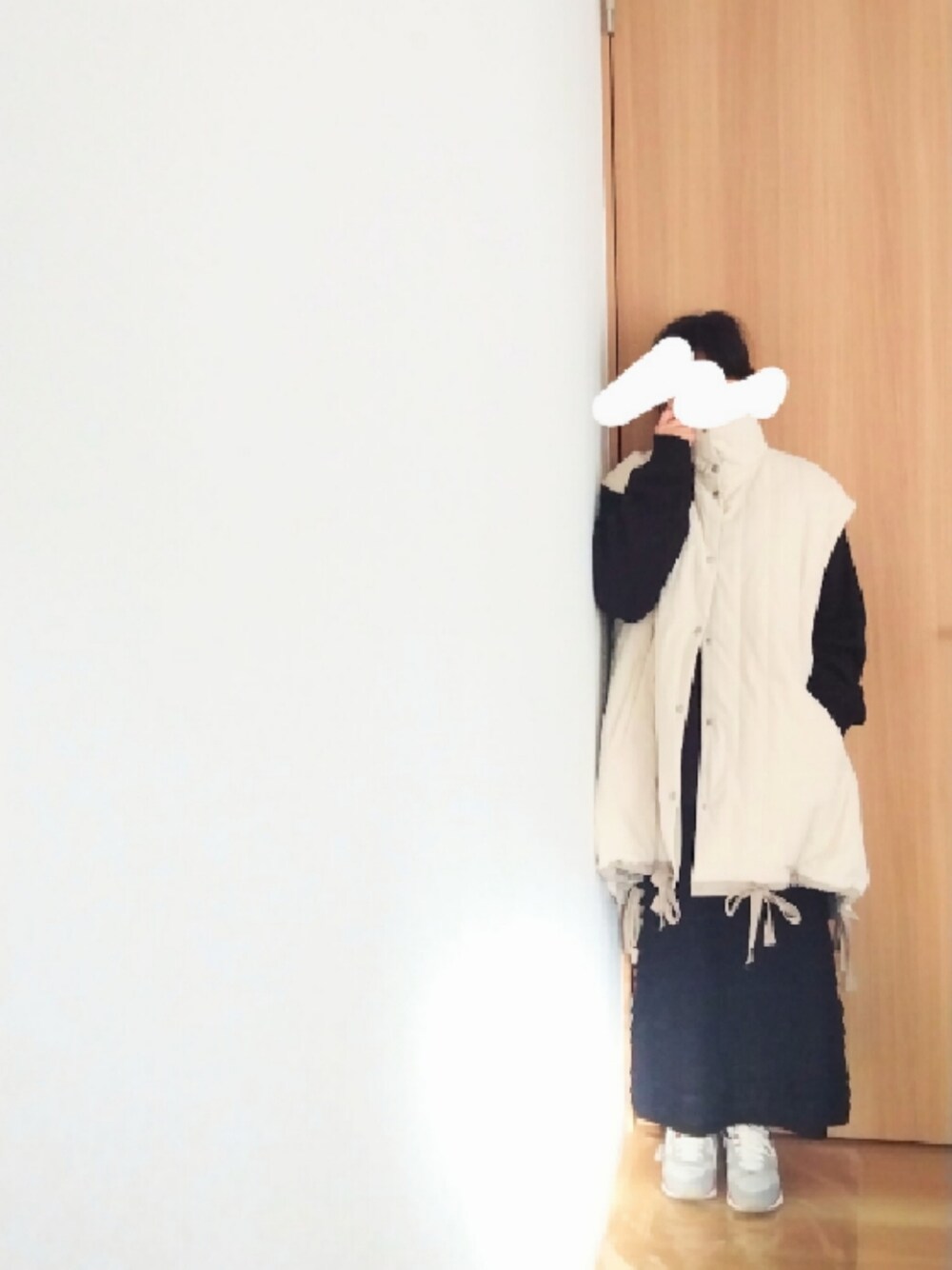 「ファッションを楽しもう、大人コーデ、シンプル、オトナ女子、オトナカジュアル、ブラック、大人かわいい、ママコーデ、スニーカー、オトナカワイイ、モノトーン、スポーツミックス、ベスト、低身長女子、低身長」｜「Kastaneの【2サイズ展開】キルティングリバーシブルコート（ブルゾン、ホワイト系）」を使った、mさん（レディース・150cm）の秋コーディネートの1枚目の写真