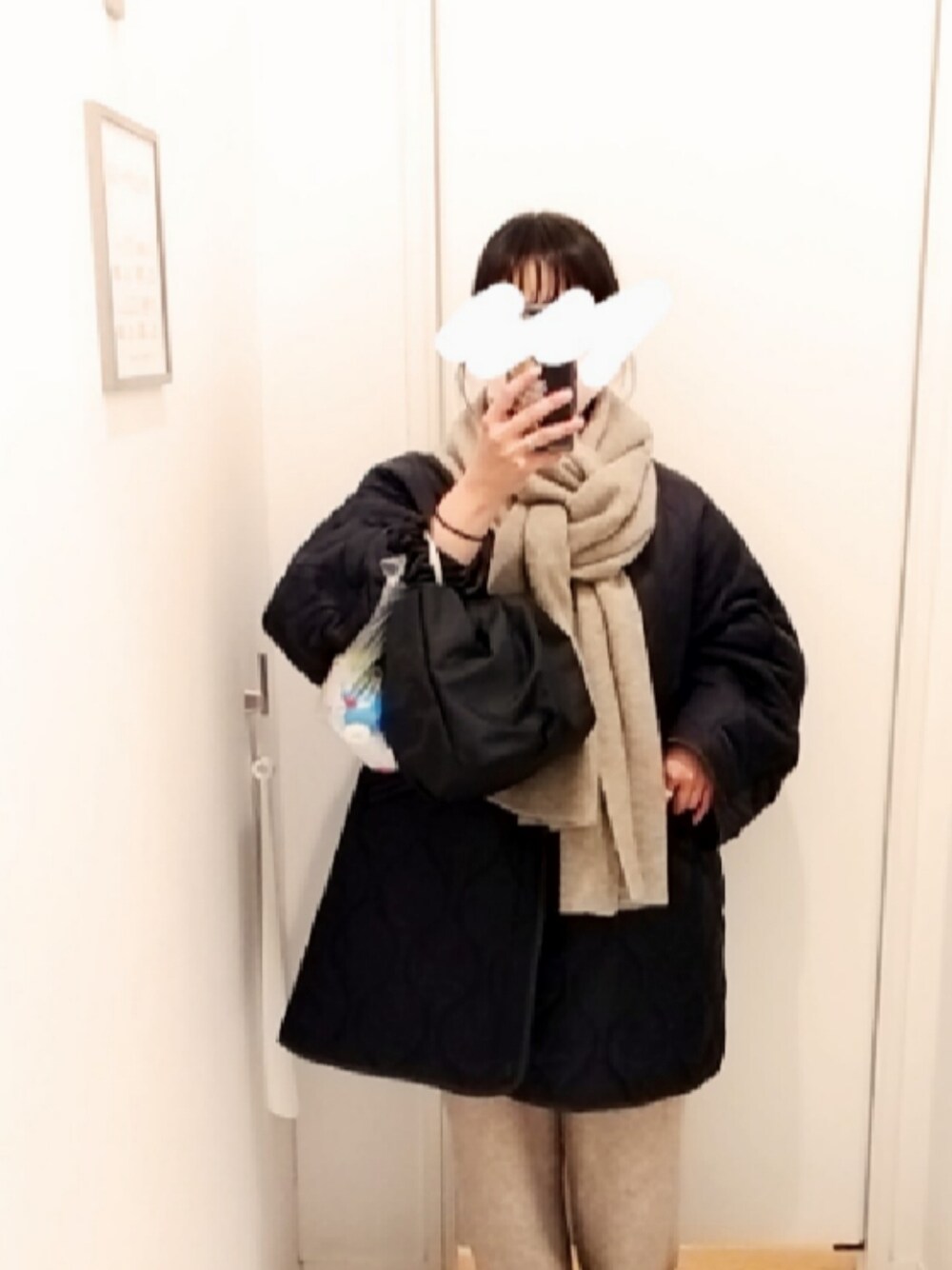 「大人コーデ、ニットコーデ、リラックススタイル、黒、大人女子、ゆったりコーデ、30代コーデ、ベージュ、ママコーデ、オトナカジュアル、オトナカワイイ、スニーカー、低身長、セットアップ、UNIQLO」｜「3coinsのナイロン混ハンドバッグ（ハンドバッグ、ブラック系）」を使った、mさん（レディース・150cm）の秋コーディネートの1枚目の写真