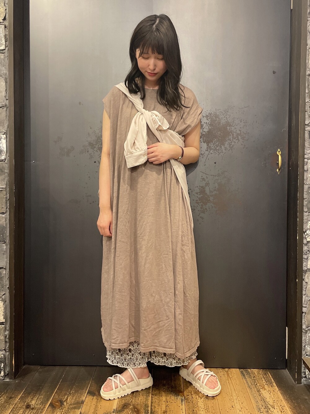 ブラウン系のワンピース、ベージュ系のシャツ/ブラウス、ホワイト系のその他パンツを着用したレディースの夏コーディネートの1枚目の写真