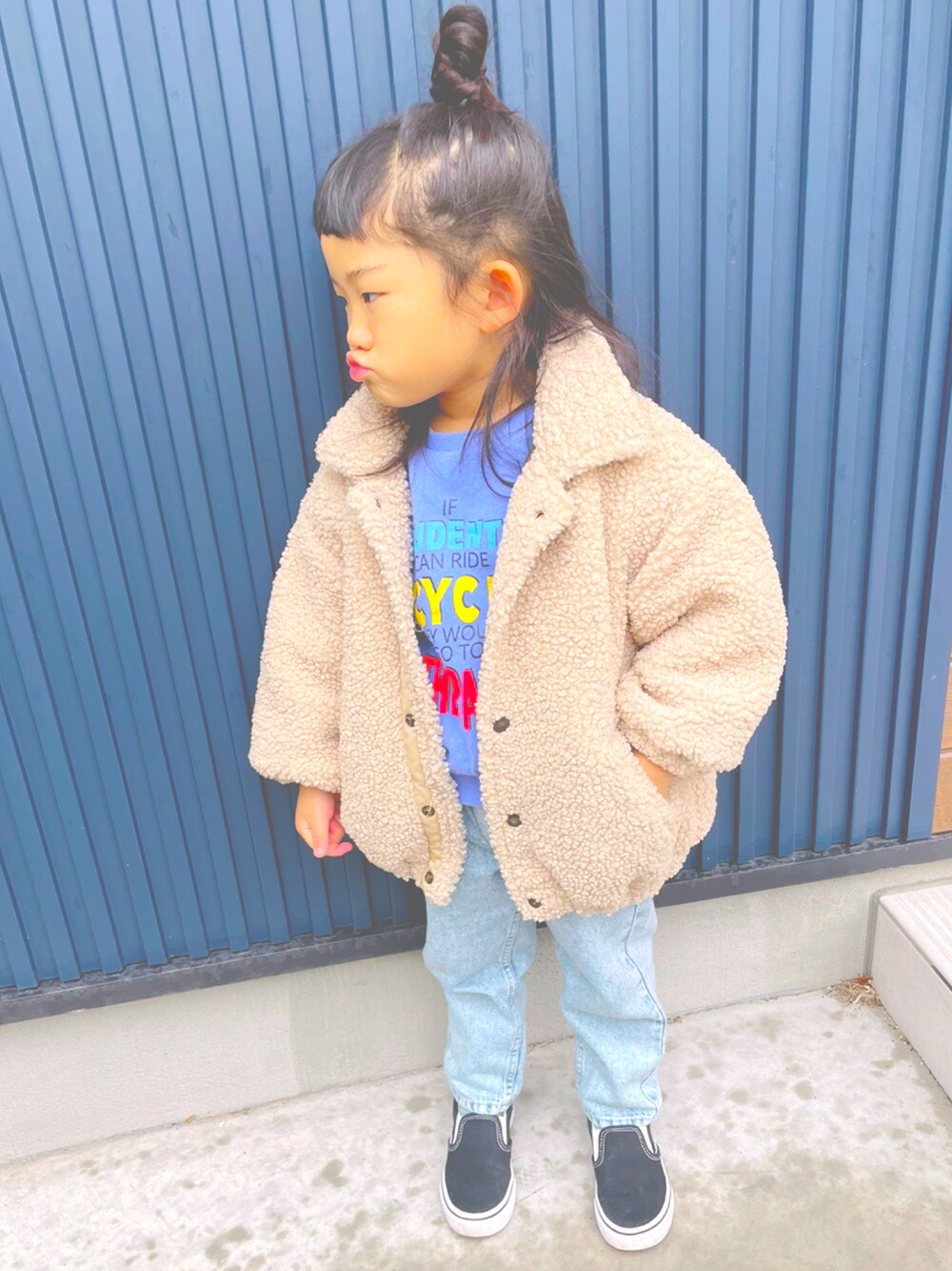 「キッズファッション、あったかコーデ、3歳」｜「H&Mのアイテム（デニムパンツ、ブルー系）」を使った、i＊iさん（キッズ・100cm）の冬コーディネートの1枚目の写真